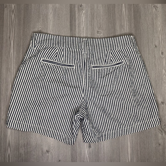 Old Navy - Everyday Shorts - 5” Inseam - Sz 0 - Blue/White Seersucker - Picture 6 of 7